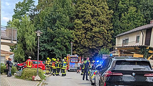 Feuerwehr, Polizei und Rettungskräfte sind am Mittwochmorgen zu einem Altenheim in Metten ausgerückt. Feuerwehr, Polizei und Rettungskräfte sind am Mittwochmorgen zu einem Altenheim in Metten ausgerückt.