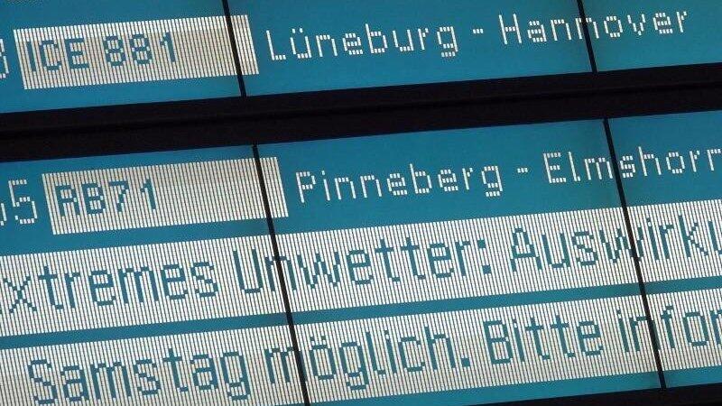 Im Bahnhof Hamburg-Altona wird schon auf mögliche Unwetter-Auswirkungen hingewiesen. Im Bahnhof Hamburg-Altona wird schon auf mögliche Unwetter-Auswirkungen hingewiesen.