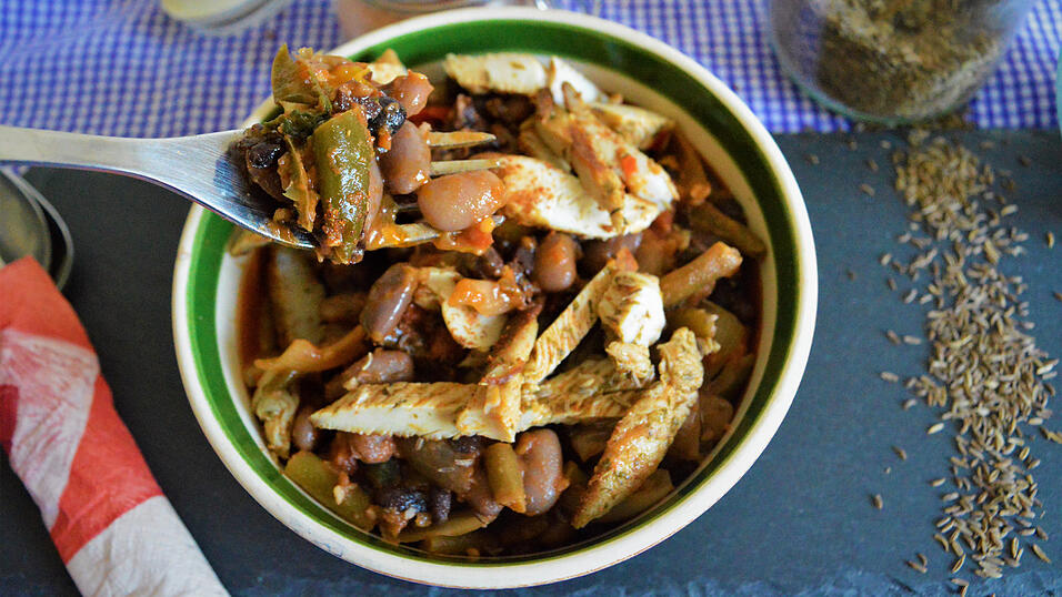 Als Hauptgericht Paprikagemüse mit Putenbruststreifen. Als Hauptgericht Paprikagemüse mit Putenbruststreifen.