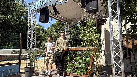 Jeremy Hüttner (links) und Valentin Weber auf der neuen Bühne. Die beiden veranstalten den Sandora-Garten dieses Jahr zum zweiten Mal. Jeremy Hüttner (links) und Valentin Weber auf der neuen Bühne. Die beiden veranstalten den Sandora-Garten dieses Jahr zum zweiten Mal.