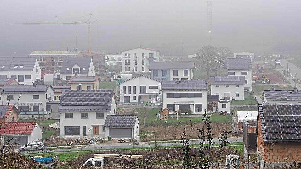 Blick auf das Baugebiet Am Brand im Nebel. Rund ein Drittel der Häuser ist bezogen. Hat auch jemand seinen Bauplatz zurückgegeben? Blick auf das Baugebiet Am Brand im Nebel. Rund ein Drittel der Häuser ist bezogen. Hat auch jemand seinen Bauplatz zurückgegeben?