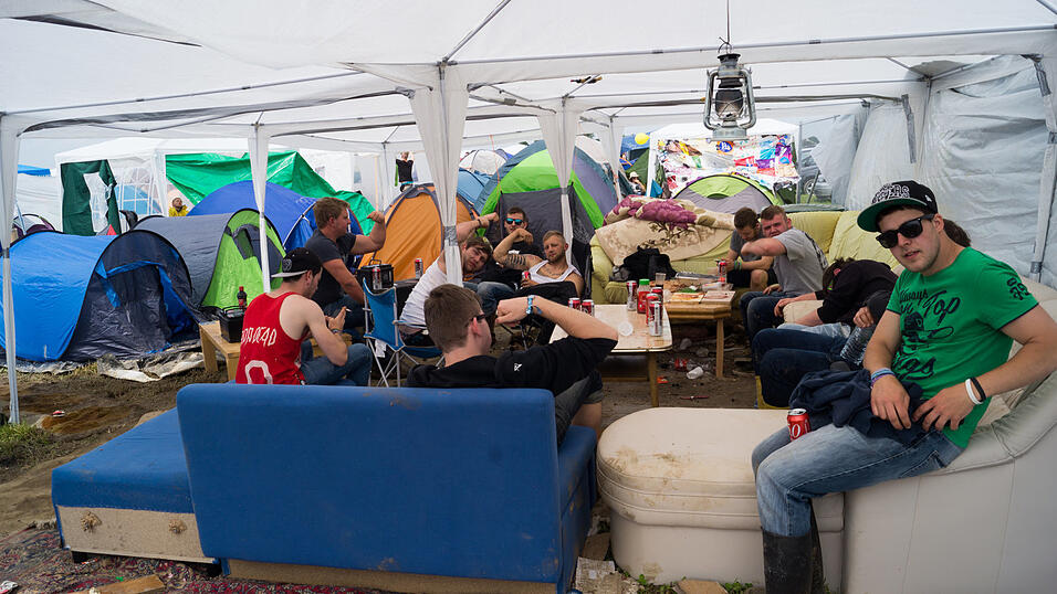 Auf dem Campingplatz lassen es die Pfingst-Open-Air-Besucher richtig krachen, aufgenommen von Regina Hölzel am Freitag. Auf dem Campingplatz lassen es die Pfingst-Open-Air-Besucher richtig krachen, aufgenommen von Regina Hölzel am Freitag.