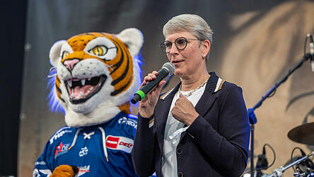 Seit 2008 verantwortet Gaby Sennebogen die Straubing Tigers als Geschäftsführerin. Seit 2008 verantwortet Gaby Sennebogen die Straubing Tigers als Geschäftsführerin.