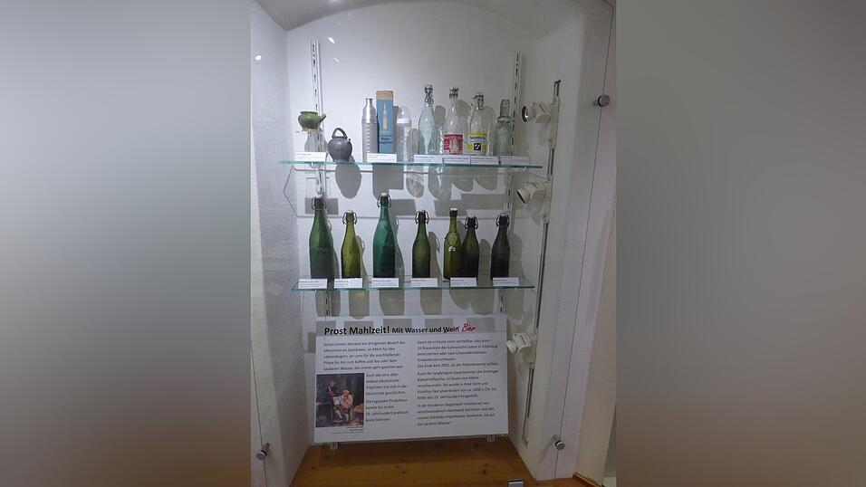 Eine Auswahl an Trinkgefäßen und -flaschen lokaler Getränkefirmen aus Vilsbiburg aus der Sonderausstellung 'Mahlzeit!...' Eine Auswahl an Trinkgefäßen und -flaschen lokaler Getränkefirmen aus Vilsbiburg aus der Sonderausstellung 'Mahlzeit!...'