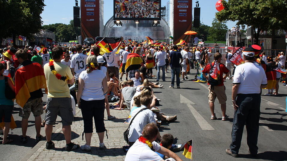 Christian Fertl war am Sonntag auf der Fanmeile in Berlin und erlebte dort das Achtelfinale gegen England auf Großleinwand. Christian Fertl war am Sonntag auf der Fanmeile in Berlin und erlebte dort das Achtelfinale gegen England auf Großleinwand.