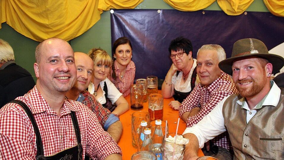 Die Frühjahrsdult 2017 in Landshut neigt sich dem Ende entgegen. Grund genug, noch einmal richtig in den Bierzelten zu feiern - abgerundet vom traditionellen Feuerwerk. Die Frühjahrsdult 2017 in Landshut neigt sich dem Ende entgegen. Grund genug, noch einmal richtig in den Bierzelten zu feiern - abgerundet vom traditionellen Feuerwerk.
