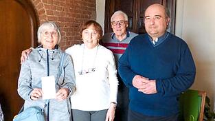 Rosemarie (links) und Bernd Badeda (Zweiter von rechts) mit der Pfarrsekretärin und Pfarrer der Martinskirche in San Martino. Rosemarie (links) und Bernd Badeda (Zweiter von rechts) mit der Pfarrsekretärin und Pfarrer der Martinskirche in San Martino.