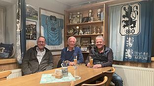 Günther Sykora, Eduard Schwimmbeck und Franz Huber (von links) sind das Führungstrio des 1860-Fanclubs Frauenbiburg. Günther Sykora, Eduard Schwimmbeck und Franz Huber (von links) sind das Führungstrio des 1860-Fanclubs Frauenbiburg.