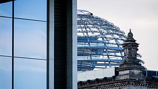 Man hat es schon einige Zeit lang gemunkelt, aber jetzt hat es das Ifo-Institut rechenhaft gemacht. Fast 20 Milliarden Euro haben die Forscher identifiziert, die im Bundeshaushalt 2025 vom Kernhaushalt in die kreditfinanzierte Variante verschoben worden sind. Man hat es schon einige Zeit lang gemunkelt, aber jetzt hat es das Ifo-Institut rechenhaft gemacht. Fast 20 Milliarden Euro haben die Forscher identifiziert, die im Bundeshaushalt 2025 vom Kernhaushalt in die kreditfinanzierte Variante verschoben worden sind.