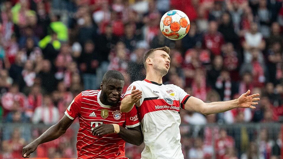 Hart umkämpft: Dayot Upamecano und der FC Bayern trennten sich vom VfB Stuttgart (hier Sasa Kalajdzic) mit 2:2. Hart umkämpft: Dayot Upamecano und der FC Bayern trennten sich vom VfB Stuttgart (hier Sasa Kalajdzic) mit 2:2.