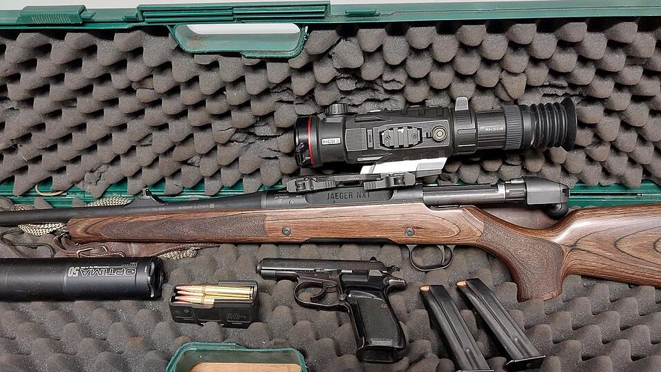 Die Beamten stellten diese Waffen sicher. Die Beamten stellten diese Waffen sicher.