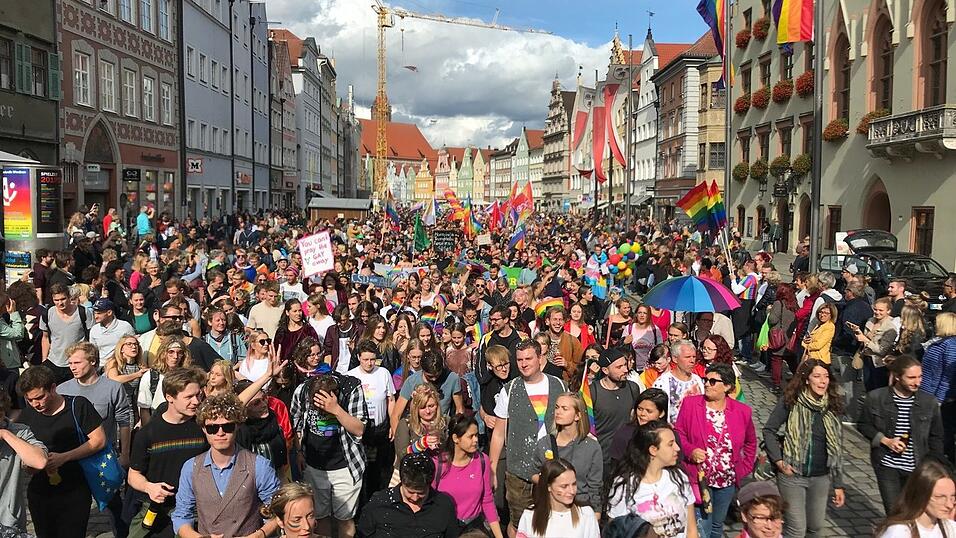 Knapp 2.000 Teilnehmer feierten am Samstag in Landhut den ersten Christopher-Street-Day Niederbayerns. Knapp 2.000 Teilnehmer feierten am Samstag in Landhut den ersten Christopher-Street-Day Niederbayerns.