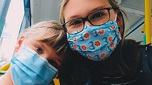 Leonie (rechts), hier zu sehenmit ihrer Schwester Sophie, war mit ihrer Familie auf einem Städtetrip in Berlin. Sie hat die Großstadt insgesamt sehr ruhig erlebt. Leonie (rechts), hier zu sehenmit ihrer Schwester Sophie, war mit ihrer Familie auf einem Städtetrip in Berlin. Sie hat die Großstadt insgesamt sehr ruhig erlebt.