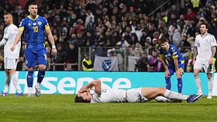 Italiens Fußball liegt nach dem Playoff-Aus am Boden - so wie hier Pio Esposito. Italiens Fußball liegt nach dem Playoff-Aus am Boden - so wie hier Pio Esposito.