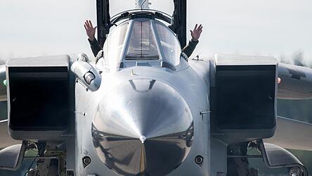 Noch profitiert Deutschland von der nuklearen Teilhabe der Nato. Nach diesem Konzept würden im Ernstfall Kampfflugzeuge der Bundeswehr wie dieser Tornado vom Luftwaffengeschwader 33 aus Büchel US-Atombomben abwerfen. (Archiv) Noch profitiert Deutschland von der nuklearen Teilhabe der Nato. Nach diesem Konzept würden im Ernstfall Kampfflugzeuge der Bundeswehr wie dieser Tornado vom Luftwaffengeschwader 33 aus Büchel US-Atombomben abwerfen. (Archiv)