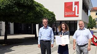 Hochschulpräsident Prof. Dr. Fritz Pörnbacher (links) und Prof. Dr. Dieter Nazareth (rechts), Dekan der Fakultät Informatik, freuen sich über die personelle Verstärkung und begrüßten Prof. Dr. Sandra Eisenreich am Campus. Hochschulpräsident Prof. Dr. Fritz Pörnbacher (links) und Prof. Dr. Dieter Nazareth (rechts), Dekan der Fakultät Informatik, freuen sich über die personelle Verstärkung und begrüßten Prof. Dr. Sandra Eisenreich am Campus.