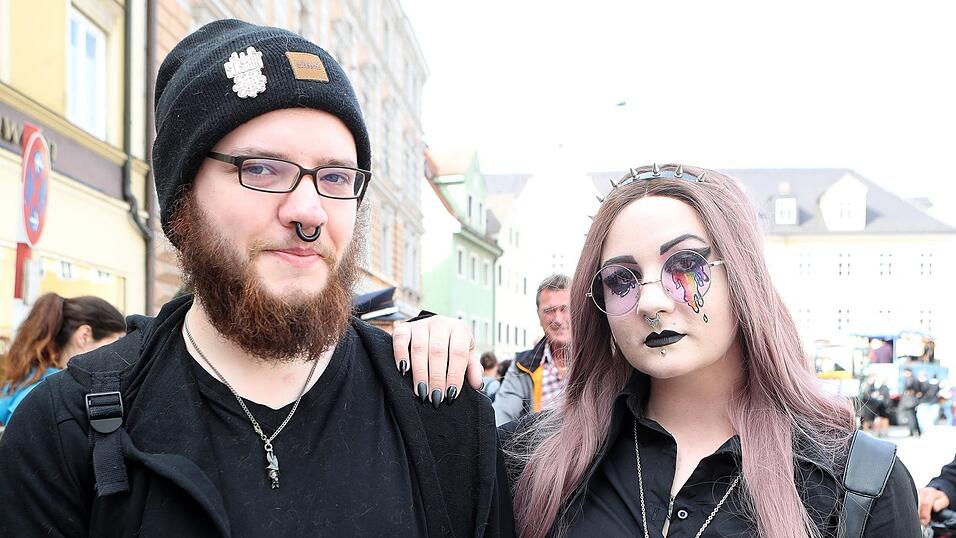 Knapp 2.000 Teilnehmer feierten am Samstag in Landhut den ersten Christopher-Street-Day Niederbayerns. Knapp 2.000 Teilnehmer feierten am Samstag in Landhut den ersten Christopher-Street-Day Niederbayerns.