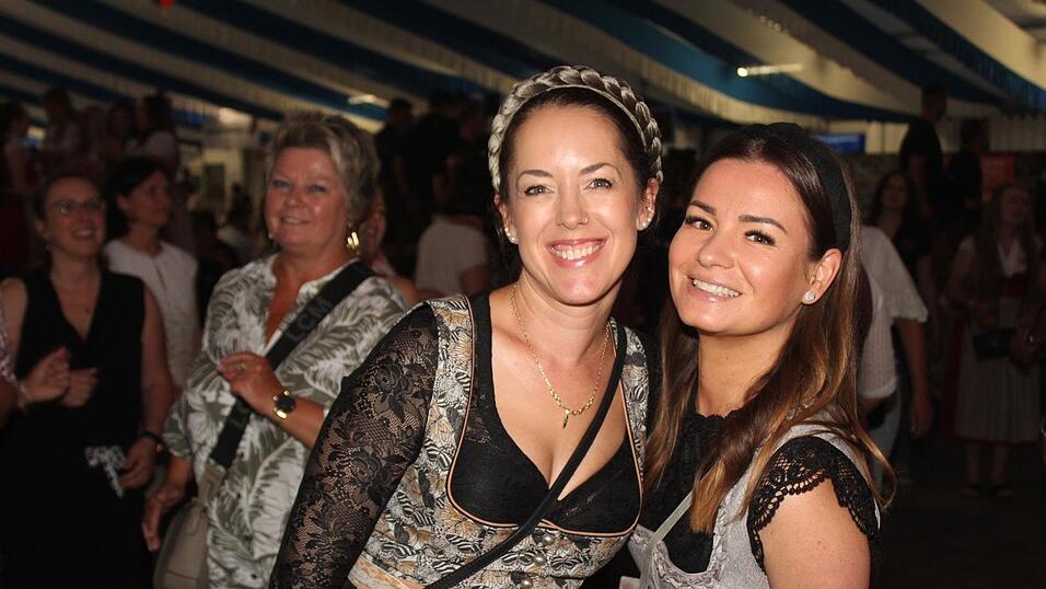 Zur Musik von Headless wurde ausgelassen gefeiert. Zur Musik von Headless wurde ausgelassen gefeiert.