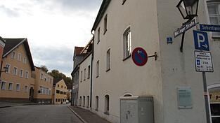 In der Höckinger Straße in Landau an der Isar ist am Freitag ein Polizist schwer verletzt worden, nachdem ihn ein 60-jähriger Autofahrer angefahren hatte. In der Höckinger Straße in Landau an der Isar ist am Freitag ein Polizist schwer verletzt worden, nachdem ihn ein 60-jähriger Autofahrer angefahren hatte.