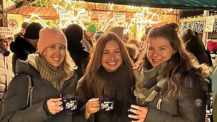 Freunde treffen auf einen Ratsch - viele Bürger trafen sich rund ums Rathaus. Freunde treffen auf einen Ratsch - viele Bürger trafen sich rund ums Rathaus.