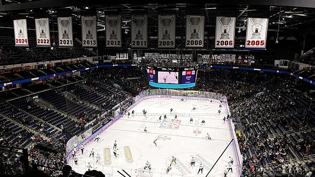 Die Spieler sind bereits auf dem Eis und wärmen sich auf. Die Spieler sind bereits auf dem Eis und wärmen sich auf.