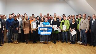 Insgesamt 7.000 Euro wurden von Vorstand Josef Wenninger (Erster von links) an 24 Institutionen in der Region übergeben. Michael Buchschmid (Erster von rechts) sicherte weitere Zuwendungen seitens der R+V Versicherung an die Inklusionsgruppe des TVD zu. Insgesamt 7.000 Euro wurden von Vorstand Josef Wenninger (Erster von links) an 24 Institutionen in der Region übergeben. Michael Buchschmid (Erster von rechts) sicherte weitere Zuwendungen seitens der R+V Versicherung an die Inklusionsgruppe des TVD zu.