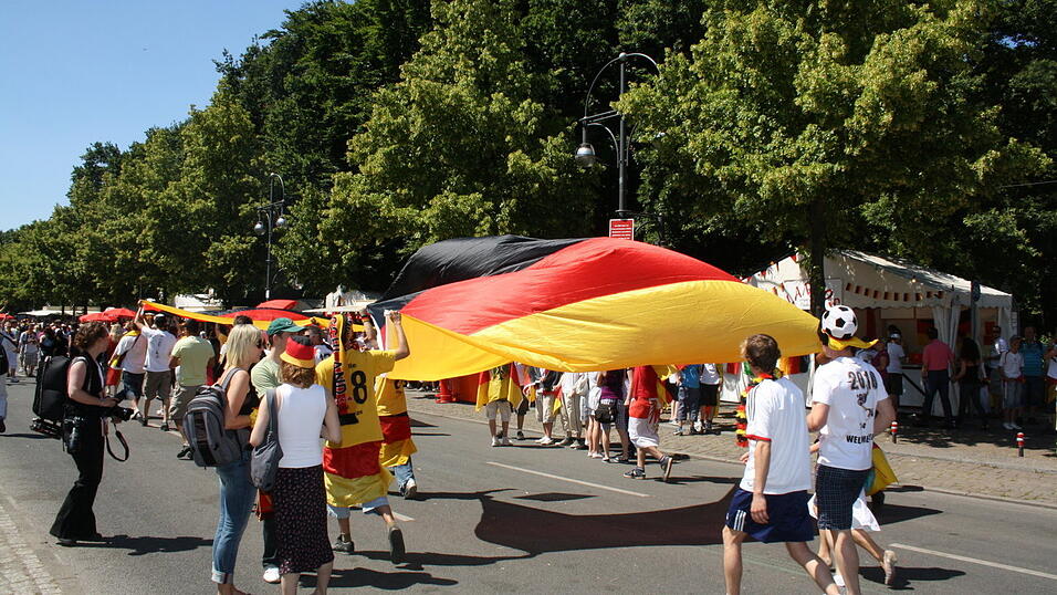 Christian Fertl war am Sonntag auf der Fanmeile in Berlin und erlebte dort das Achtelfinale gegen England auf Großleinwand. Christian Fertl war am Sonntag auf der Fanmeile in Berlin und erlebte dort das Achtelfinale gegen England auf Großleinwand.