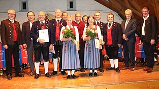 Mit der goldenen Ehrennadel des Musikbundes Ober- und Niederbayern wurden Michael Probst (ab 3. v.l.), Alfons Hauner, Josef Engl, Sylvia Hauner, Josef Muhr, Robert Strasser, Lidwina Muhr und August Wanninger ausgezeichnet. Es gratulierten Laudator Hans Greil (l.), Bürgermeister Franz Wittmann (2.v.l.), Bezirksvorsitzender Andreas Meusel (v.r.), Bundesminister Alois Rainer und Stadtkapellenchef Thomas Schnitzbauer Mit der goldenen Ehrennadel des Musikbundes Ober- und Niederbayern wurden Michael Probst (ab 3. v.l.), Alfons Hauner, Josef Engl, Sylvia Hauner, Josef Muhr, Robert Strasser, Lidwina Muhr und August Wanninger ausgezeichnet. Es gratulierten Laudator Hans Greil (l.), Bürgermeister Franz Wittmann (2.v.l.), Bezirksvorsitzender Andreas Meusel (v.r.), Bundesminister Alois Rainer und Stadtkapellenchef Thomas Schnitzbauer