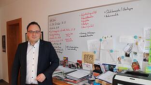 Auf einem Whiteboard skizziert behält Bürgermeister Martin Stoiber einen Überblick über die wichtigsten Maßnahmen im kommenden Jahr. Auf einem Whiteboard skizziert behält Bürgermeister Martin Stoiber einen Überblick über die wichtigsten Maßnahmen im kommenden Jahr.