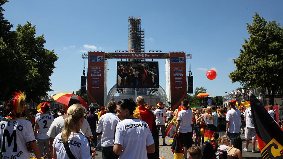 Christian Fertl war am Sonntag auf der Fanmeile in Berlin und erlebte dort das Achtelfinale gegen England auf Großleinwand. Christian Fertl war am Sonntag auf der Fanmeile in Berlin und erlebte dort das Achtelfinale gegen England auf Großleinwand.