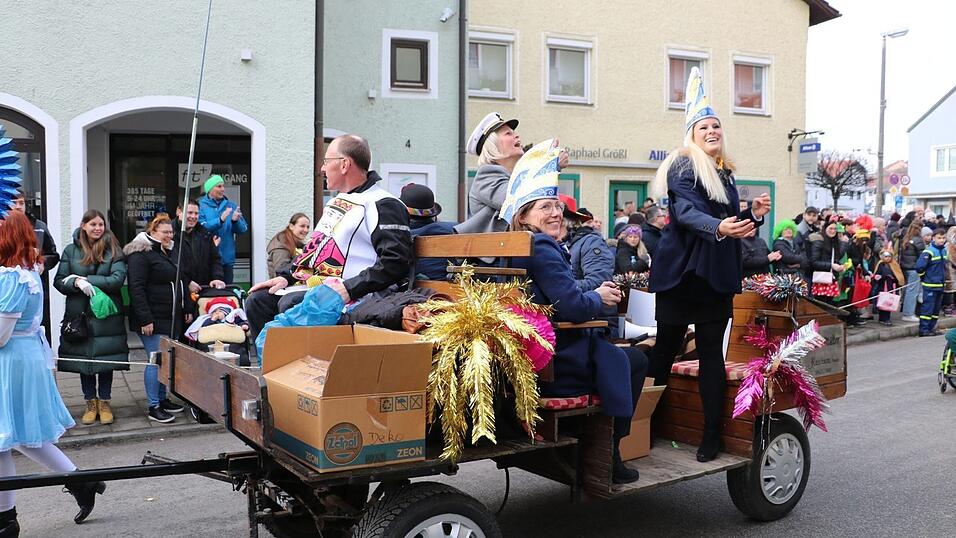 Beim Bogener Faschingsumzug war einiges geboten. Beim Bogener Faschingsumzug war einiges geboten.
