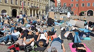 Ein Meer aus Liegenden: So wurde am Samstag auf dem Haidplatz auf die Lage von ME-CFS-Betroffenen aufmerksam gemacht. Ein Meer aus Liegenden: So wurde am Samstag auf dem Haidplatz auf die Lage von ME-CFS-Betroffenen aufmerksam gemacht.