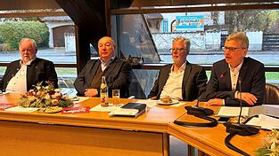 Als hervorragend und konstruktiv bezeichnete (v.r.) Landrat Bernd Sibler die Zusammenarbeit mit seinen Stellvertretern Roman Fischer, Josef Färber und Eugen Gegenfurtner. Als hervorragend und konstruktiv bezeichnete (v.r.) Landrat Bernd Sibler die Zusammenarbeit mit seinen Stellvertretern Roman Fischer, Josef Färber und Eugen Gegenfurtner.
