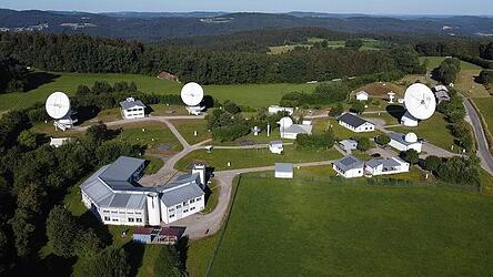Im Geodätischen Observatorium in Wettzell laufen die Werte für die Seismologen ein. Im Geodätischen Observatorium in Wettzell laufen die Werte für die Seismologen ein.