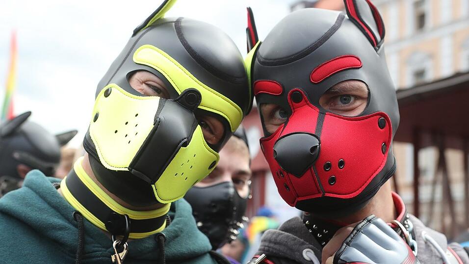 Knapp 2.000 Teilnehmer feierten am Samstag in Landhut den ersten Christopher-Street-Day Niederbayerns. Knapp 2.000 Teilnehmer feierten am Samstag in Landhut den ersten Christopher-Street-Day Niederbayerns.