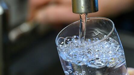 Wegen anhaltender Trockenheit herrscht Wasserknappheit in Böbrach im Kreis Regen. (Symbolbild) Wegen anhaltender Trockenheit herrscht Wasserknappheit in Böbrach im Kreis Regen. (Symbolbild)
