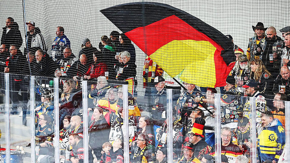 Die deutschen Fans in der Fanatec-Arena in Landshut. Die deutschen Fans in der Fanatec-Arena in Landshut.