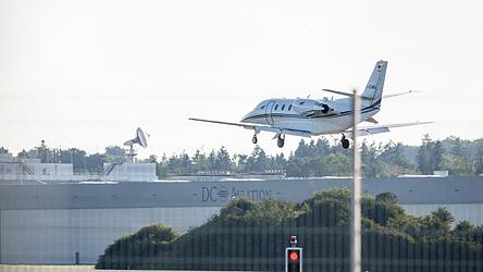 Ein Privatjet landet auf dem Flughafen Oberpfaffenhofen bei München. Ein Privatjet landet auf dem Flughafen Oberpfaffenhofen bei München.