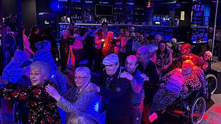 Mit viel Vorfreude haben sie darauf gewartet: Nun tummeln sich die Bewohner von vier französischen Altenheimen auf der Tanzfläche eines Nachtclubs. Mit viel Vorfreude haben sie darauf gewartet: Nun tummeln sich die Bewohner von vier französischen Altenheimen auf der Tanzfläche eines Nachtclubs.