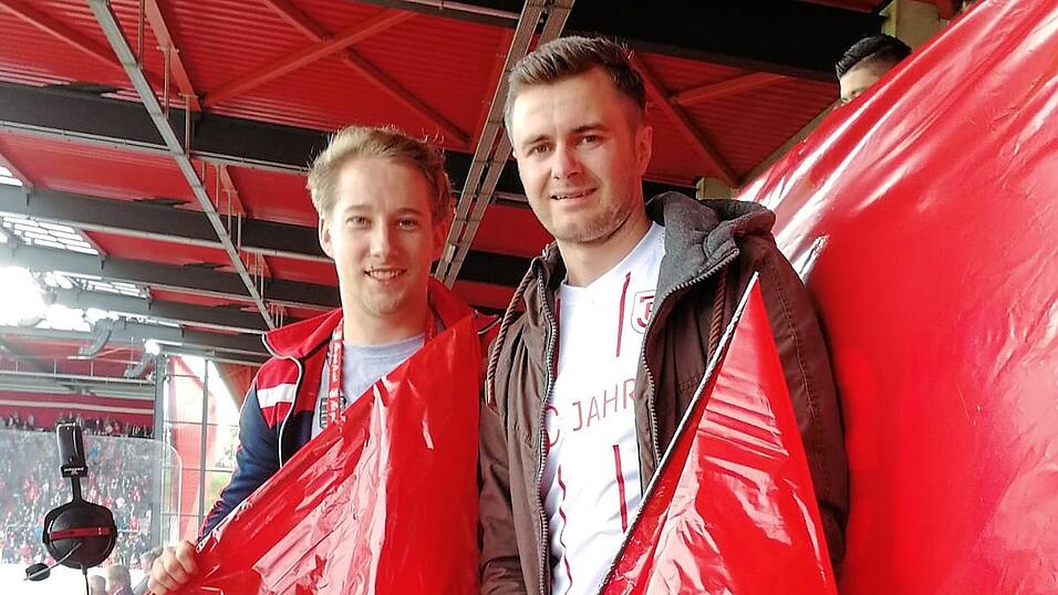 Neutral sind wir nicht: Ich (links) und Andreas Lautenschlager vom Turmfunk vor dem Spiel mit den Fahnen der Choreographie. Neutral sind wir nicht: Ich (links) und Andreas Lautenschlager vom Turmfunk vor dem Spiel mit den Fahnen der Choreographie.