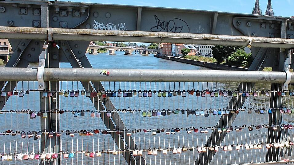 Hunderte Schlösser am Gelände und damit auch hunderte Schlüssel in der Donau darunter. Hunderte Schlösser am Gelände und damit auch hunderte Schlüssel in der Donau darunter.