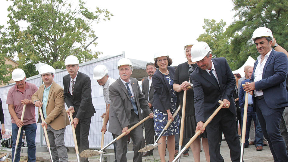 Mit dem feierlichen ersten Spatenstich beginnen nun die Bauarbeiten für die DITIB-Moschee in Regensburg. Mit dem feierlichen ersten Spatenstich beginnen nun die Bauarbeiten für die DITIB-Moschee in Regensburg.