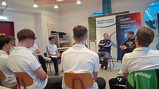 Jahn-Profi Tobias Eisenhuth (rechts) im Gespräch mit den neu ernannten Junior Coaches. Jahn-Profi Tobias Eisenhuth (rechts) im Gespräch mit den neu ernannten Junior Coaches.