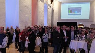 Gespanntes Warten auf die ersten Ergebnisse am Sonntagabend im Rittersaal, im Hintergrund sind erste Zahlen aus Baden-Württemberg zu sehen. Gespanntes Warten auf die ersten Ergebnisse am Sonntagabend im Rittersaal, im Hintergrund sind erste Zahlen aus Baden-Württemberg zu sehen.