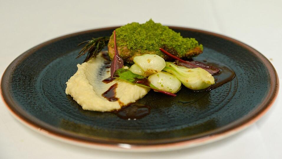 Enis Topalovic, empfiehlt eine Fasanenbrust im Kräutermantel auf getrüffelter Selleriecreme, Pak Choi Gemüse und Rotwein-Schalotten-Jus. Enis Topalovic, empfiehlt eine Fasanenbrust im Kräutermantel auf getrüffelter Selleriecreme, Pak Choi Gemüse und Rotwein-Schalotten-Jus.