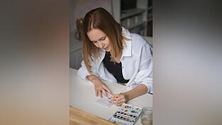 Lisa Dorner an ihrem Schreibtisch: Beim Gestalten von Glückwunschkarten kann sie sich entspannen. Lisa Dorner an ihrem Schreibtisch: Beim Gestalten von Glückwunschkarten kann sie sich entspannen.