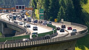 Nach der Aufhebung der Brenner-Sperre herrschte zeitweise reger Verkehr. Nach der Aufhebung der Brenner-Sperre herrschte zeitweise reger Verkehr.