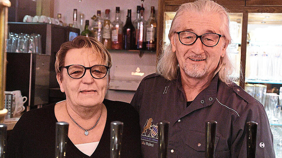 Petra Bittner (62) und Ehemann Julius Rajkai (65) hinter der Theke in ihrem 'Bayerischen Löwen'. Petra Bittner (62) und Ehemann Julius Rajkai (65) hinter der Theke in ihrem 'Bayerischen Löwen'.