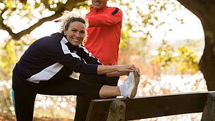 Gut für den Rücken, wenn Jogger auf weichen Waldböden laufen. Gut für den Rücken, wenn Jogger auf weichen Waldböden laufen.