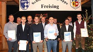 Alle langjährigen geehrten Schiedsrichter mit Iris Spitaler (FC Moosburg, 3. v. l.) die in die Landesliga aufstieg. Alle langjährigen geehrten Schiedsrichter mit Iris Spitaler (FC Moosburg, 3. v. l.) die in die Landesliga aufstieg.